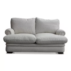 Ein beiges Sofa mit silbernem Rautenmuster.